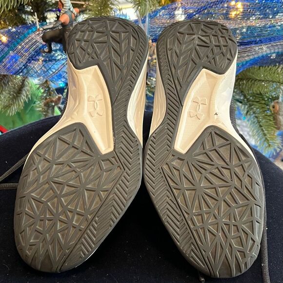 ✅Under Armour Girls Basketball Shoes - Size 5 - Great Find! - Picture 3 of 8